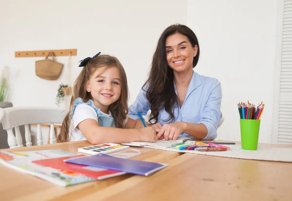 Χαμογελαστή Μητέρα Και Κόρη Προετοιμάζονται Για Μαθήματα Και Ζωγραφίζουν Στο — Φωτογραφία Αρχείου