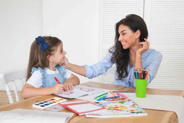 Lachende Moeder Dochter Bereiden Zich Voor Lessen Tekent Aan Tafel — Stockfoto