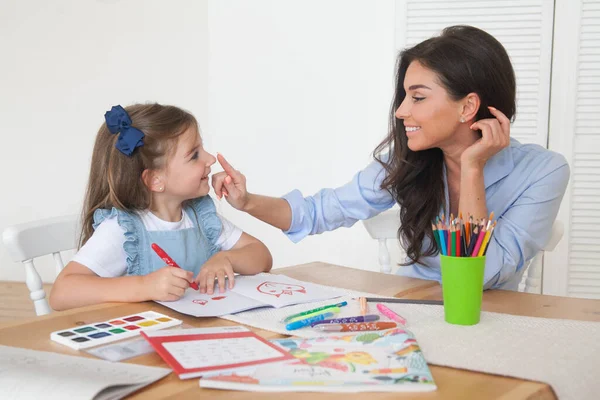 Lachende Moeder Dochter Bereiden Zich Voor Lessen Tekent Aan Tafel — Stockfoto