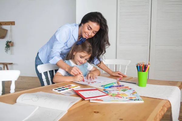 Lachende Moeder Dochter Bereiden Zich Voor Lessen Tekent Aan Tafel — Stockfoto