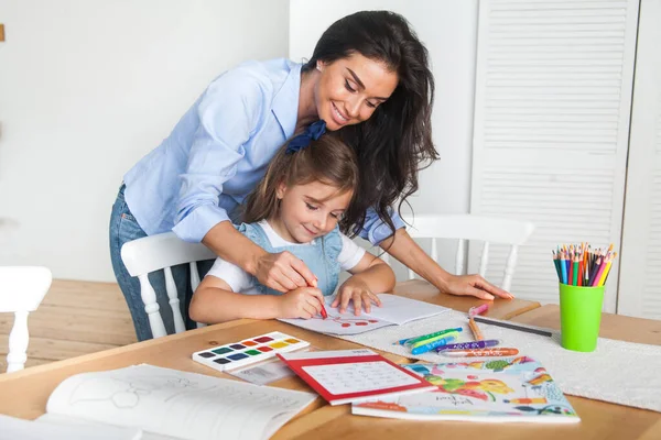 Lachende Moeder Dochter Bereiden Zich Voor Lessen Tekent Aan Tafel — Stockfoto