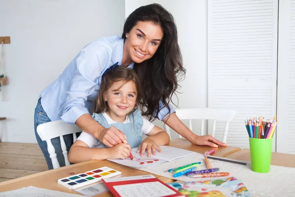 Lachende Moeder Dochter Bereiden Zich Voor Lessen Tekent Aan Tafel — Stockfoto