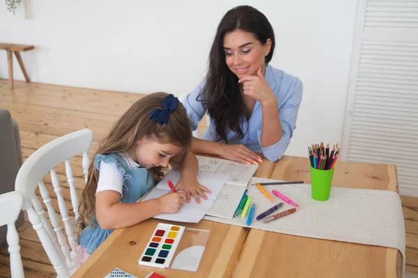 Lachende Moeder Dochter Bereiden Zich Voor Lessen Tekent Aan Tafel — Stockfoto