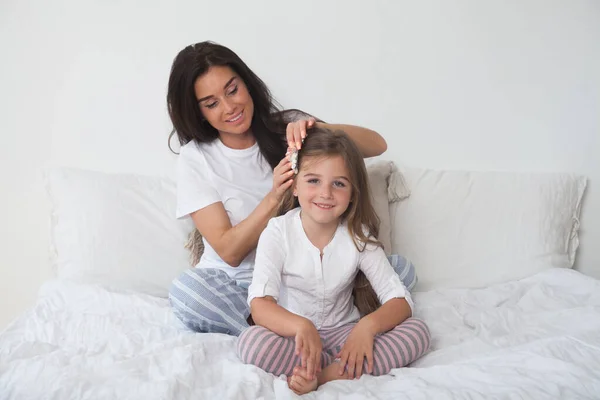 Glücklich Liebende Familie Liegt Entspannt Und Genießt Schlafzimmer Zusammen Mutter — Stockfoto