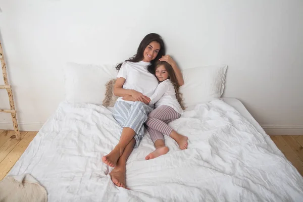 Keluarga Yang Bahagia Berbaring Santai Dan Menikmati Kamar Tidur Bersama — Stok Foto
