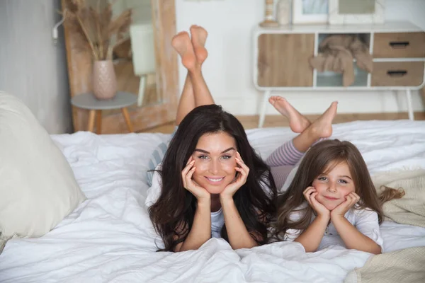 Gelukkig Liefdevolle Familie Liggen Ontspannen Genieten Slaapkamer Samen Moeder Haar — Stockfoto