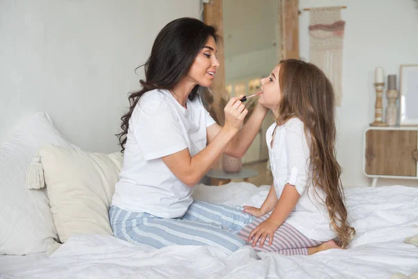 Gelukkige Liefdevolle Familie Ontspannen Genieten Slaapkamer Samen Moeder Haar Schattige — Stockfoto