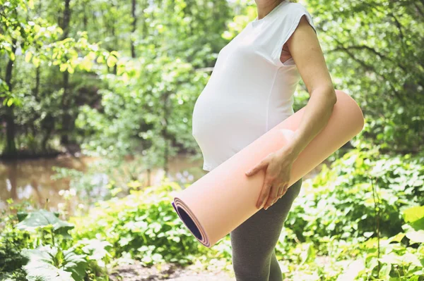 수없는 임산부가 분홍색 매트를 가지고 요가를 준비를 있습니다 미래의 어머니는 — 스톡 사진