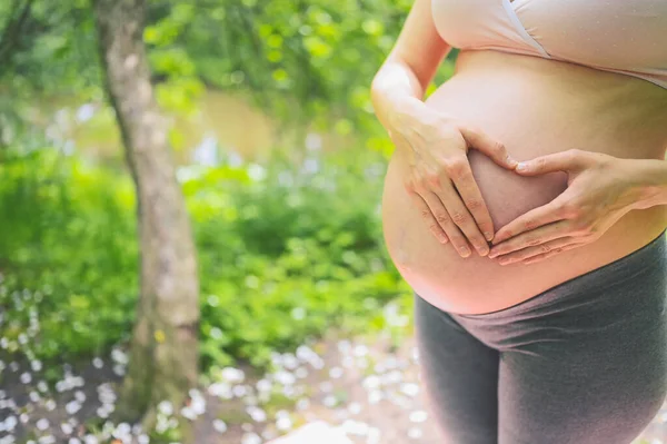 Mooie Jonge Zwangere Vrouw Doet Yoga Oefeningen Het Park Buiten — Stockfoto