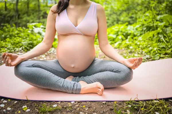 Hermosa Joven Embarazada Haciendo Ejercicio Yoga Parque Aire Libre Sentarse — Foto de Stock