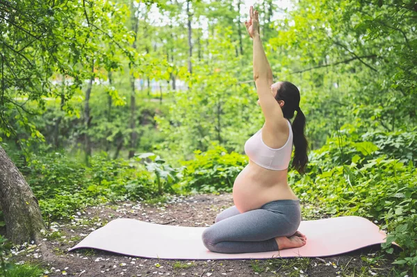 Όμορφη Νεαρή Έγκυος Γυναίκα Κάνει Γιόγκα Άσκηση Στο Πάρκο Εξωτερική — Φωτογραφία Αρχείου