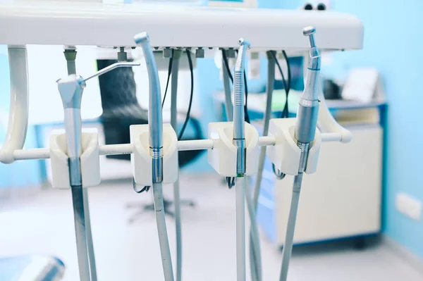 Różny profesjonalny sprzęt stomatologiczny, przyrządy i narzędzia w stomatologicznej klinice stomatologicznej. — Zdjęcie stockowe