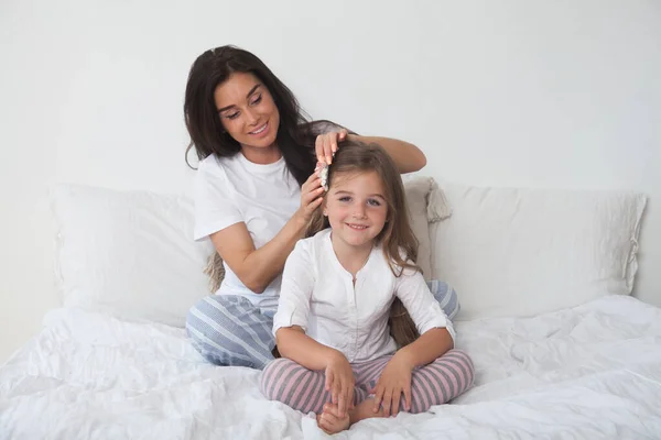 Gelukkig Liefdevolle Familie Liggen Ontspannen Genieten Slaapkamer Samen Moeder Haar — Stockfoto