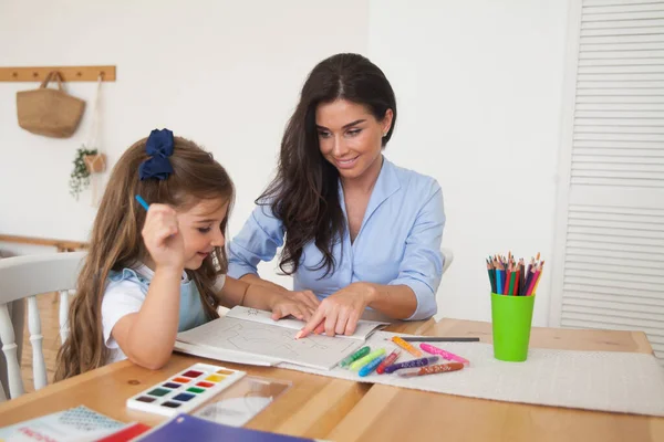 Mosolygó Anya Lánya Órákra Készülnek Ceruzákkal Festékekkel Rajzolnak Asztalhoz Szülő — Stock Fotó
