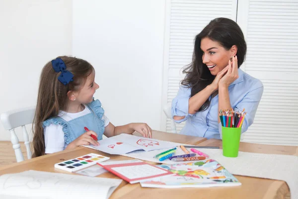 Lachende Moeder Dochter Bereiden Zich Voor Lessen Tekent Aan Tafel — Stockfoto