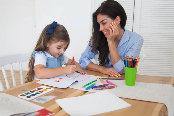 Lächelnde Mutter Und Tochter Bereiten Sich Auf Den Unterricht Vor — Stockfoto