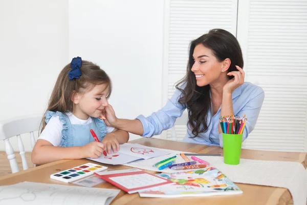 Lachende Moeder Dochter Bereiden Zich Voor Lessen Tekent Aan Tafel — Stockfoto