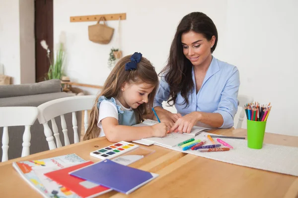 Lächelnde Mutter Und Tochter Bereiten Sich Auf Den Unterricht Vor — Stockfoto