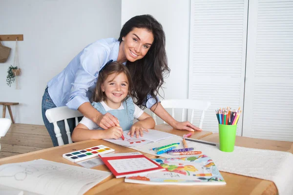 Lachende Moeder Dochter Bereiden Zich Voor Lessen Tekent Aan Tafel — Stockfoto