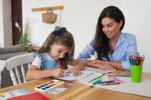 Lachende Moeder Dochter Bereiden Zich Voor Lessen Tekent Aan Tafel — Stockfoto