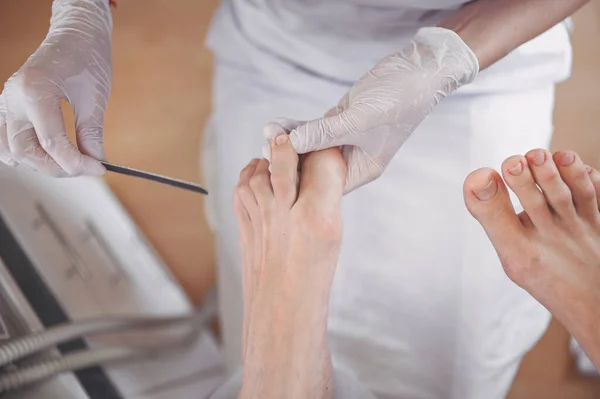 Pedicurist Robi Profesjonalny Zabieg Pedicure Medyczny Salonie Piękności Pilnikiem Paznokci — Zdjęcie stockowe