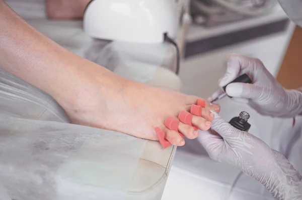 Pedicurist Doet Witte Nagellak Poten Van Klant Met Behulp Van — Stockfoto