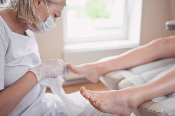 Pedicurist Robi Profesjonalny Zabieg Pedicure Medyczny Salonie Piękności Specjalnym Instrumentem — Zdjęcie stockowe