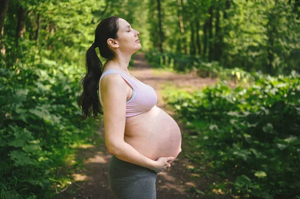 Mooie Jonge Zwangere Vrouw Doet Yoga Oefeningen Het Park Buiten — Stockfoto