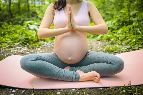 Hermosa Joven Embarazada Haciendo Ejercicio Yoga Parque Aire Libre Sentarse — Foto de Stock