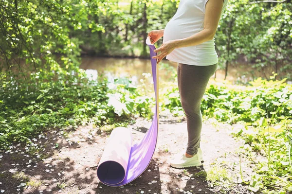 Mulher Grávida Jovem Irreconhecível Preparando Para Fazer Ioga Exercício Com — Fotografia de Stock