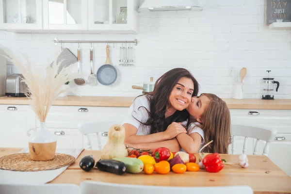 Família Feliz Mãe Filho Posando Casa Bela Jovem Mãe Filha — Fotografia de Stock