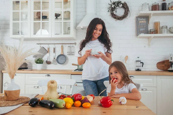 Bonne Famille Mère Enfant Posant Maison Belle Jeune Maman Petite — Photo