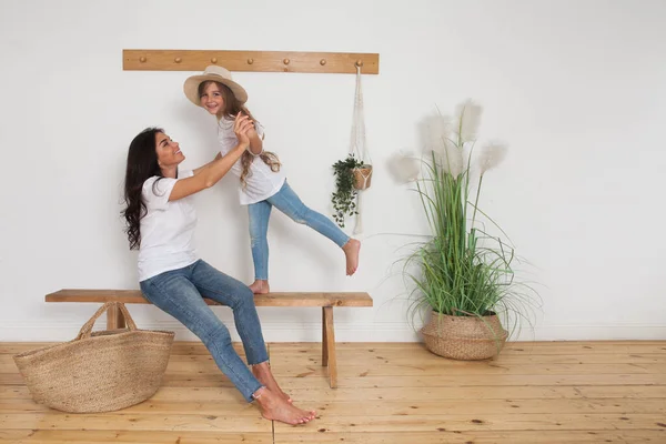 Moeder Zet Haar Dochtertje Een Strohoed Zittend Een Bankje Scandinavische — Stockfoto