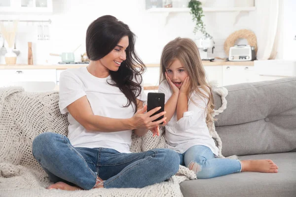 Ibu Muda Yang Menarik Dan Putri Kecil Bermain Game Online — Stok Foto