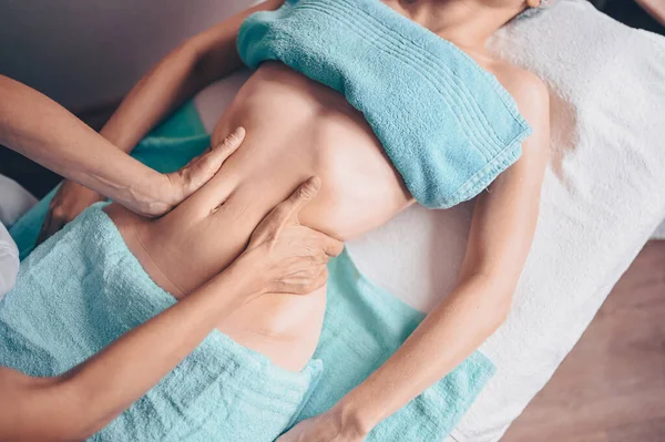 无法辨认的年轻女子躺在按摩床上 享受着治疗性按摩 身体护理 减肥的概念 按摩师按摩师在温泉诊所进行抗蜂窝按摩 — 图库照片