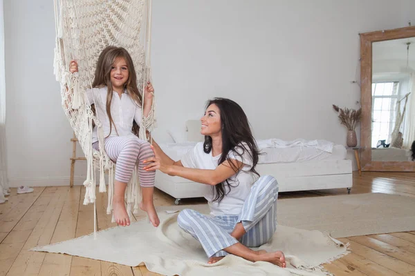 Familia Feliz Madre Columpio Hija Pequeña Hamaca Casa Interior Estilo — Foto de Stock