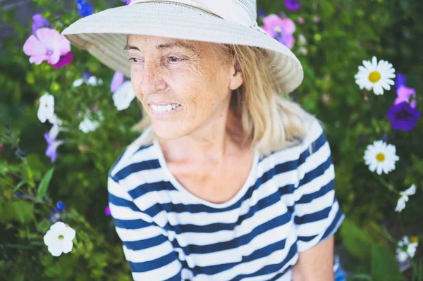 Feliz Anciana Sonriente Que Divierte Posando Jardín Verano Con Flores —  Fotos de Stock