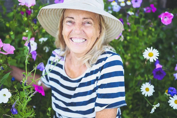 Feliz Anciana Sonriente Que Divierte Posando Jardín Verano Con Flores —  Fotos de Stock
