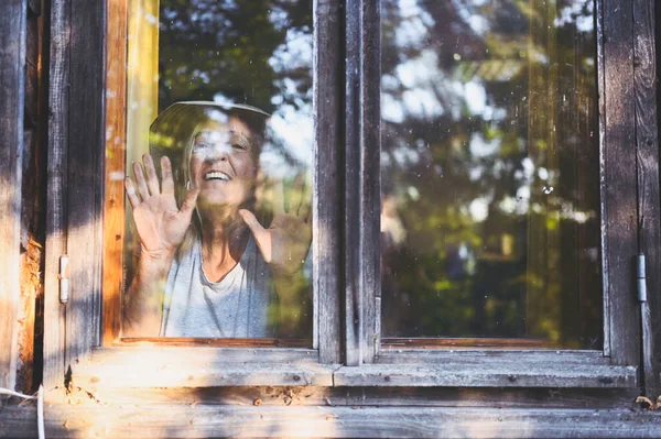 Feliz Sonrisa Emocional Anciana Divirtiéndose Posando Por Ventana Abierta Rústica —  Fotos de Stock