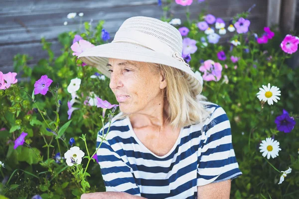 Feliz Anciana Sonriente Que Divierte Posando Jardín Verano Con Flores —  Fotos de Stock