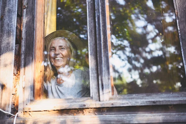 Feliz Sonrisa Emocional Anciana Divirtiéndose Posando Por Ventana Abierta Rústica —  Fotos de Stock