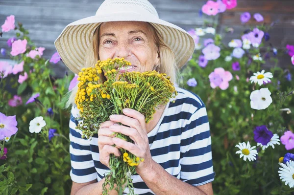 งอาย ความส ความสน กสนานในสวนฤด อนก บดอกไม ในหมวกฟาง การเกษตร การท าสวน — ภาพถ่ายสต็อก