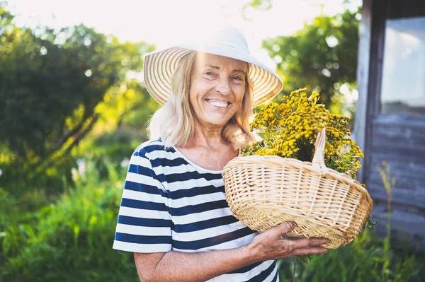 Feliz Anciana Sonriente Anciana Sombrero Paja Que Divierte Posando Jardín —  Fotos de Stock
