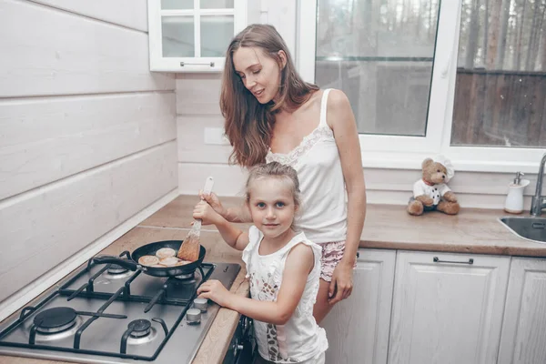 Šťastná Milující Rodina Připravuje Tvarohové Koláče Snídani Krásná Mladá Maminka — Stock fotografie