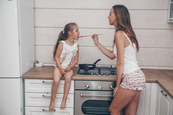 Joyeux Famille Aimante Préparer Des Gâteaux Fromage Pour Petit Déjeuner — Photo