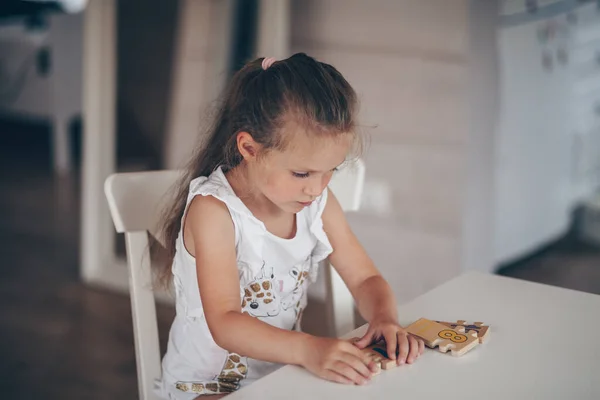 Kleine Schattige Kleuter Kind Meisje Spelen Educatieve Spelletjes Met Houten — Stockfoto