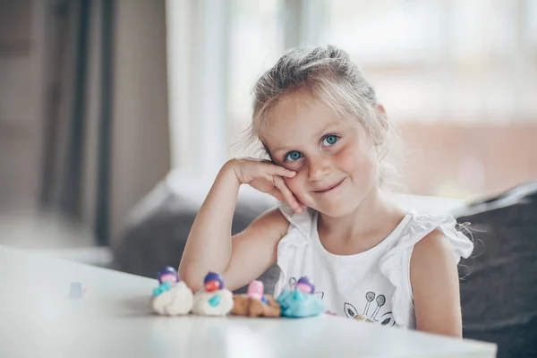 Pequena Menina Pré Escolar Bonito Jogando Jogos Educativos Com Figuras Imagens Royalty-Free