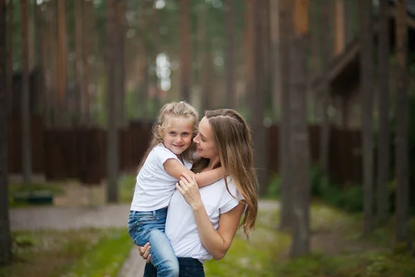Счастливая Улыбающаяся Мама Милая Эмоциональная Маленькая Дочка Белых Рубашках Джинсах — стоковое фото
