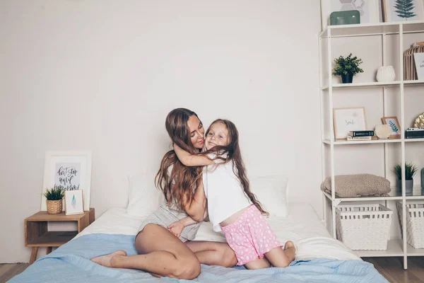 Boldog Szerető Család Fekszik Pihentető Élvezi Hálószobában Együtt Anya Cuki — Stock Fotó