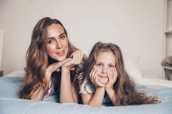 Close Portret Van Gelukkige Liefdevolle Familie Liggen Ontspannen Genieten Slaapkamer — Stockfoto